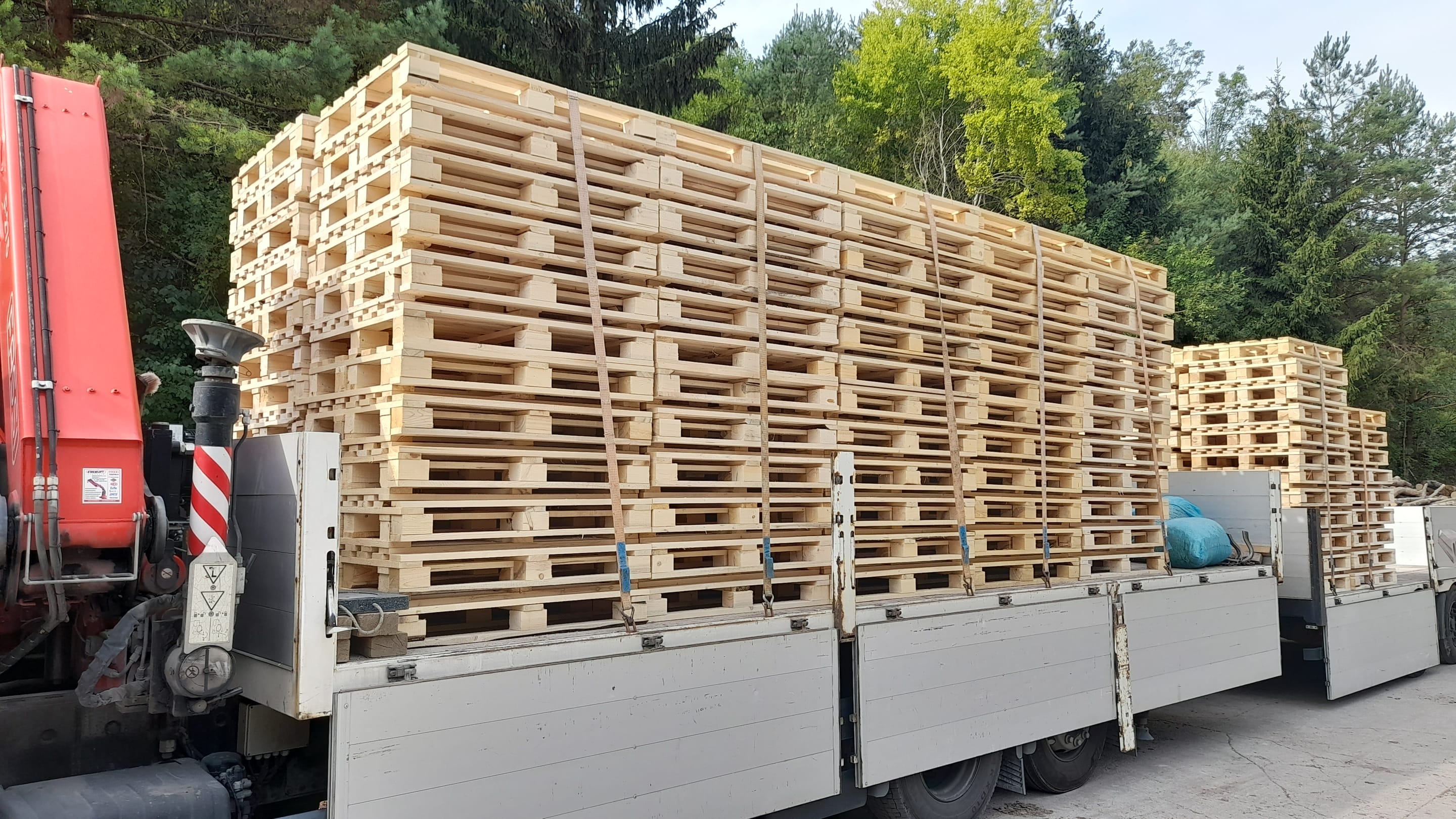 Lorry with a lorry-mounted crane loaded with pallets