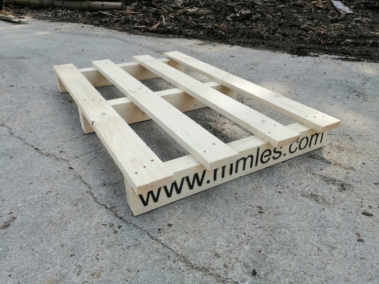 Pallet marked www.mmles.com