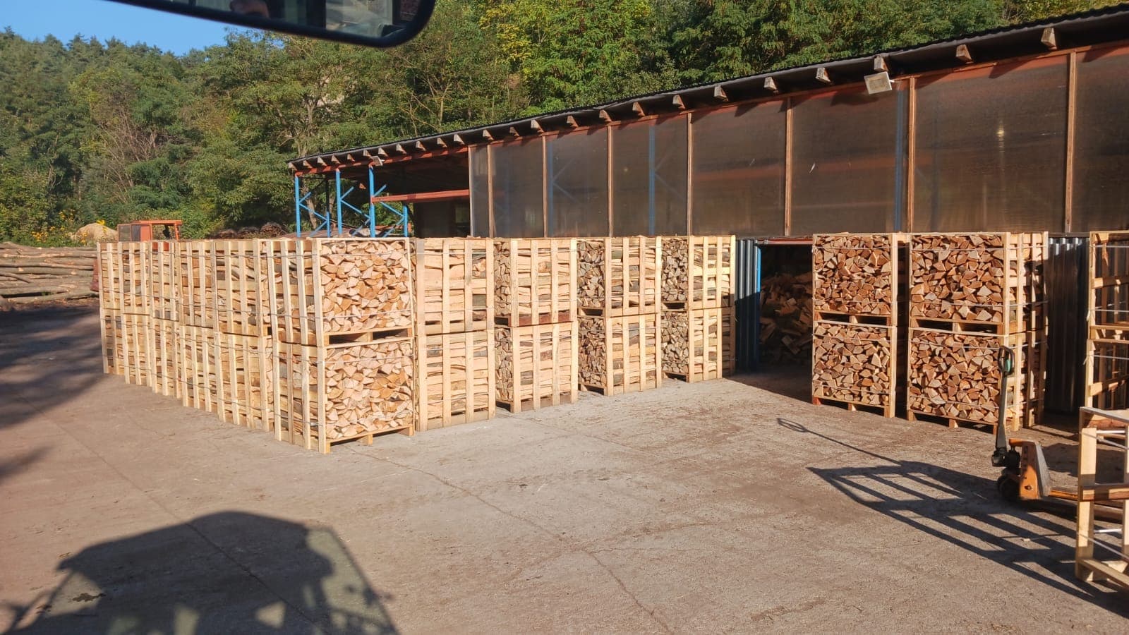 Palivové drevo v klietkach pod prístreškom MMLES