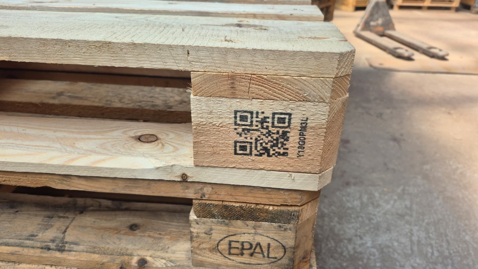 Detail značenia a QR kódu na špalíku palety